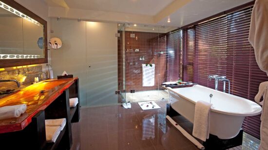 ArushaCoffeeLodge---Plantation-Suite-Bathroom-2